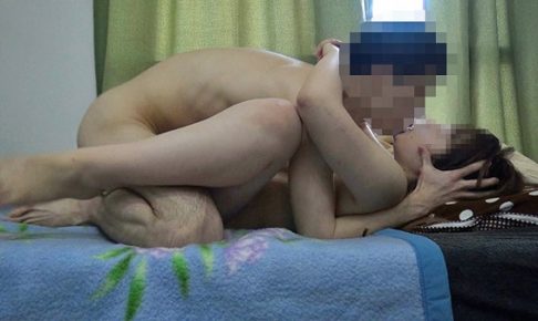 【無修正ｘ個人撮影】天然彼女のHな撮影Vol.4 友人の精子をサプライズプレゼント