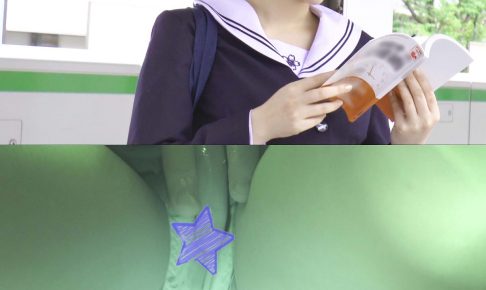 【電車痴漢】顔出し制服JK★真面目そうな読書美少女★パンツはいたまま大量お漏らし！★さらに便乗痴漢がチ○コこすりつけの暴走！